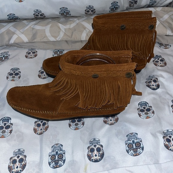 Minnetonka NWOT Size 8 Stylish Brown Suede Fringe Boots. - Picture 4 of 7